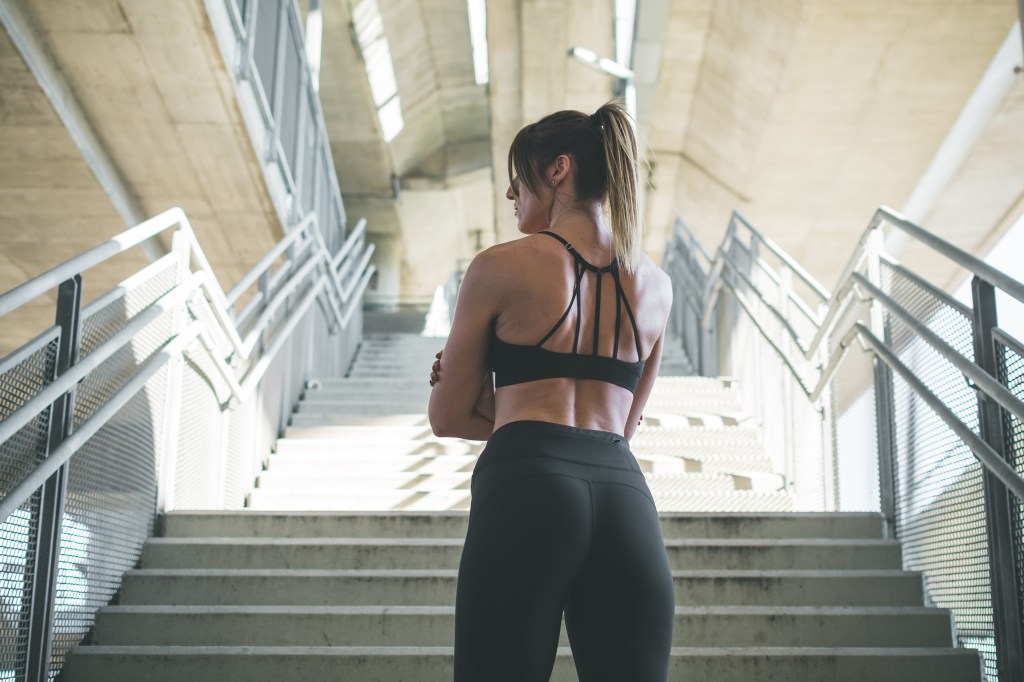 Pernas e bumbum definidos com exercício na escadaria