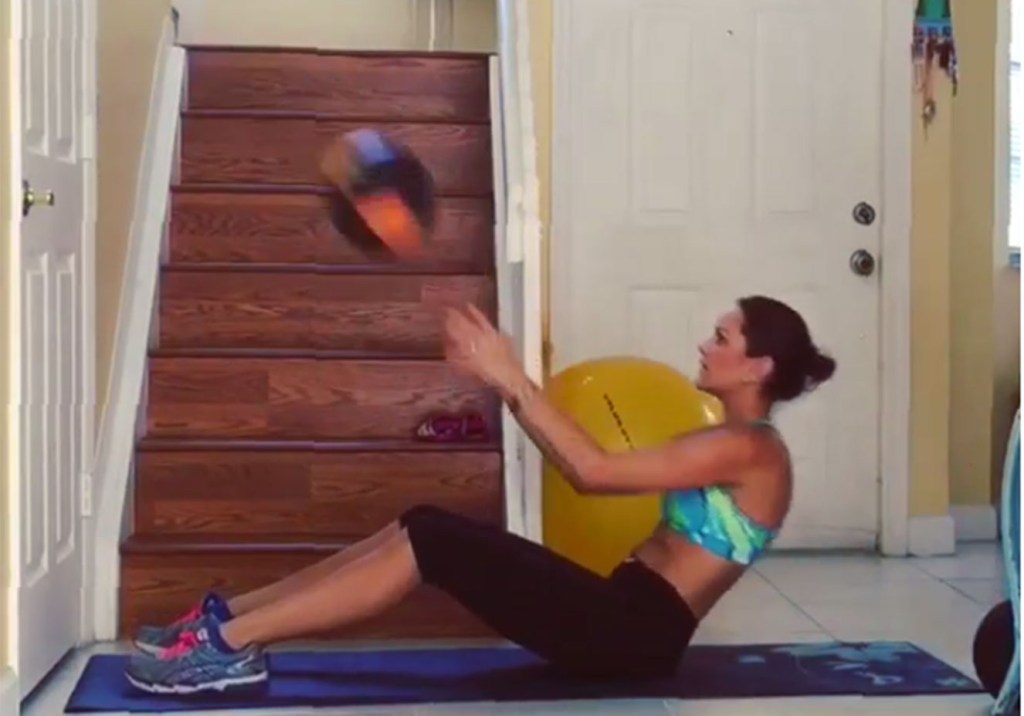 6 abdominais para fazer com a bola