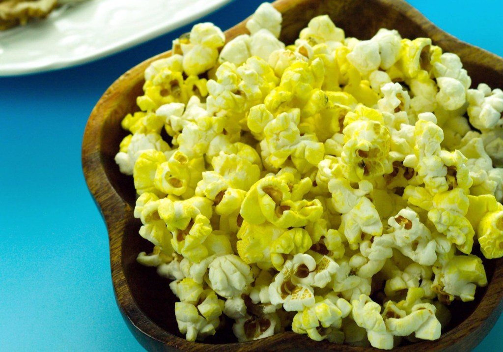 Pipoca funcional com cúrcuma e alecrim