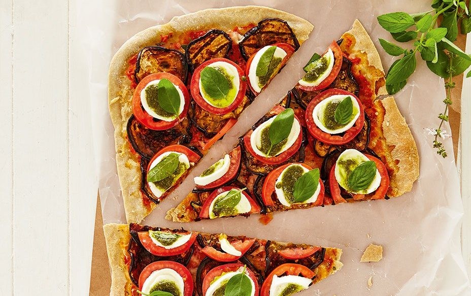 Pizza com biomassa de banana verde e berinjela (receita)