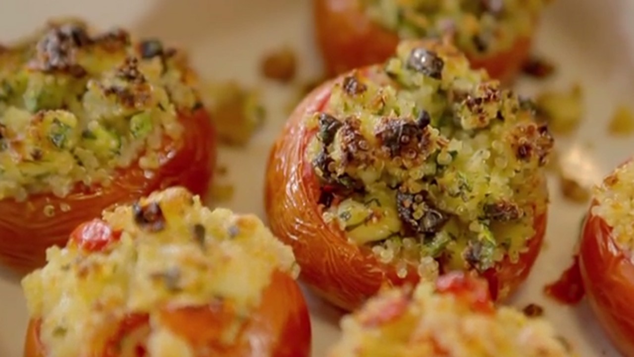 Simples e saudável: tomate recheado com quinua