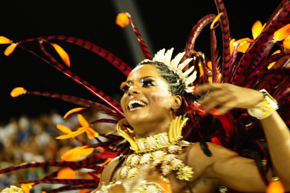 Carnaval: aposte em uma maquiagem colorida para curtir a folia