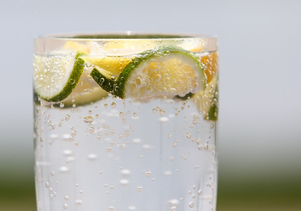 Beber água com gás faz mal à saúde como o refrigerante?