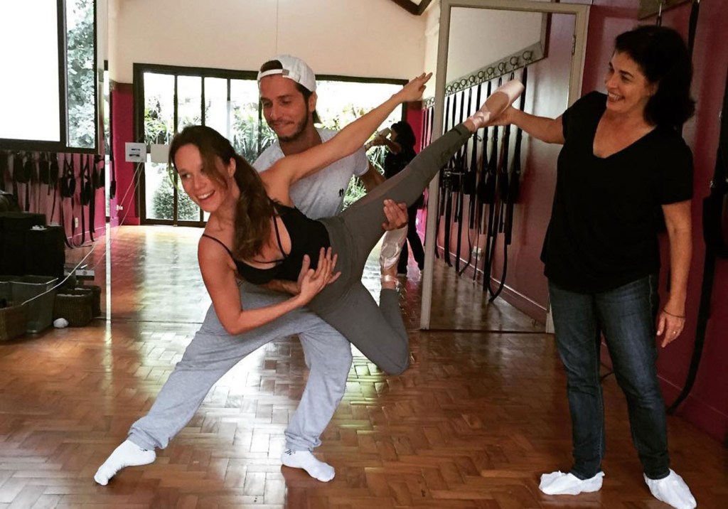 Mariana Ximenes faz aula de balé para nova personagem
