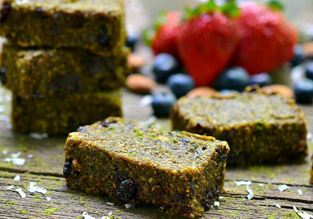 Barra de frutas e sementes com matchá. Faça em casa!