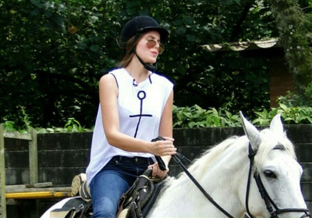 Camila Queiroz faz aula de equitação para próxima novela