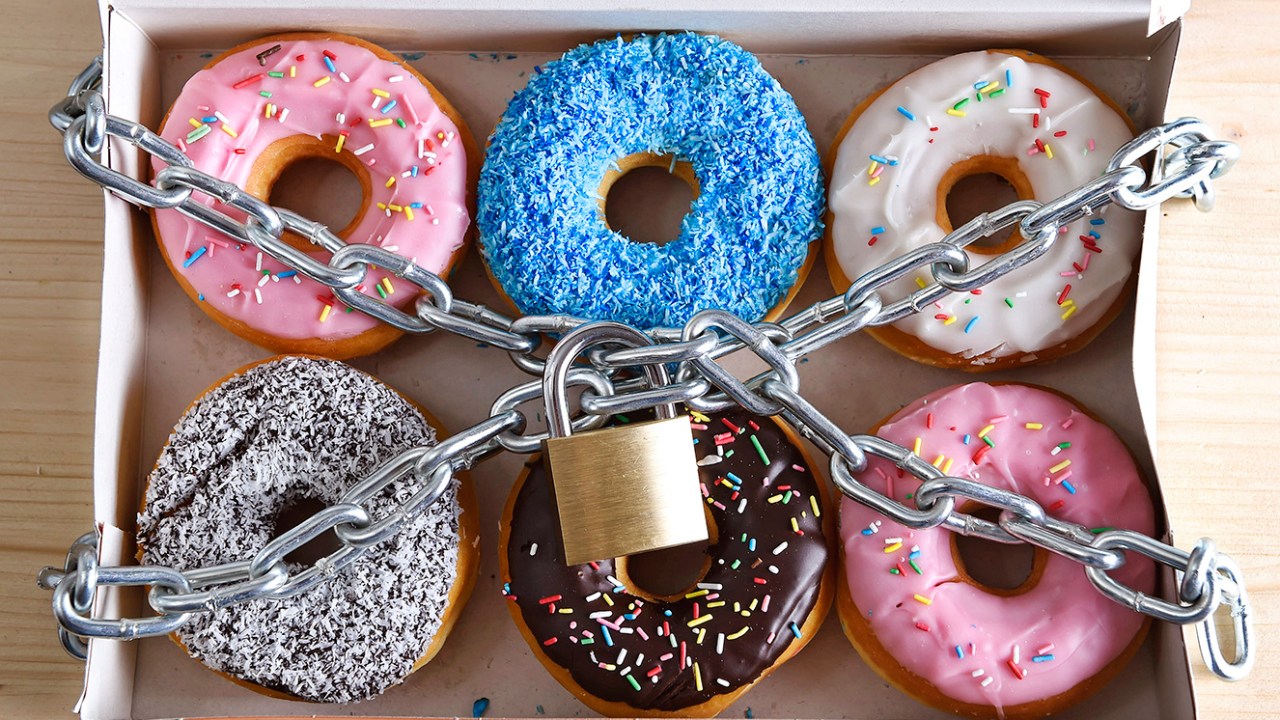 Seis donuts na caixa e amarrados com uma corrente