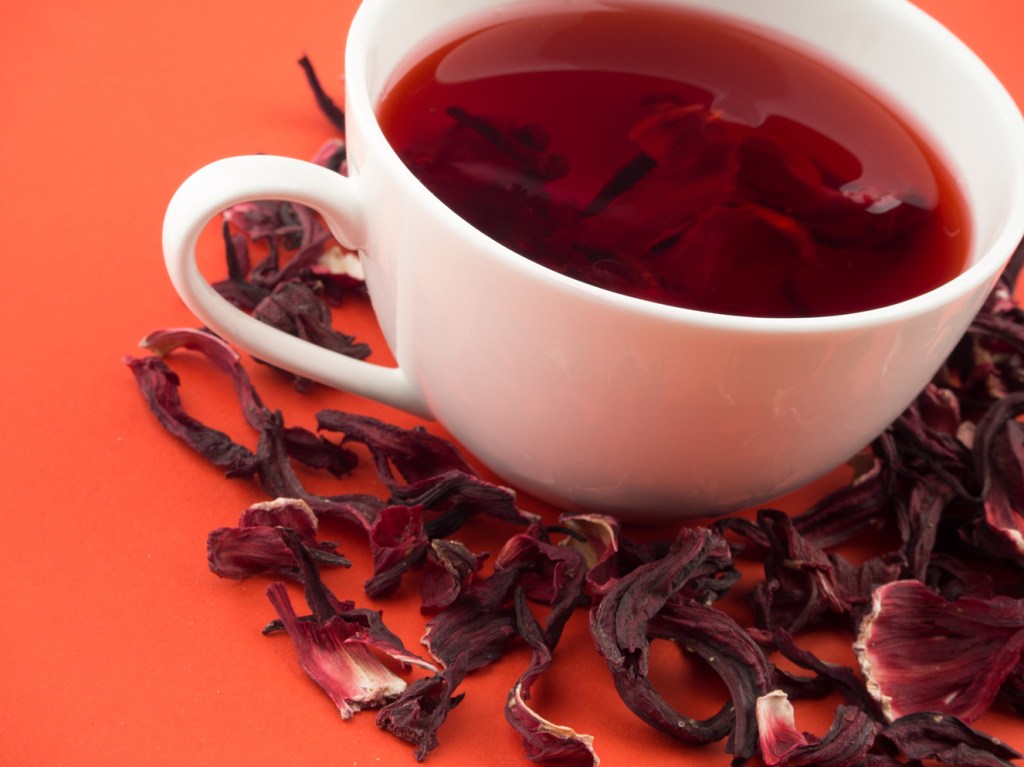 O que o chá de hibisco pode fazer pela sua saúde