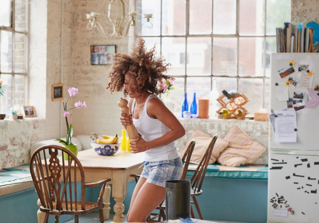 Quem escuta música gasta 60 calorias a mais no dia, diz estudo