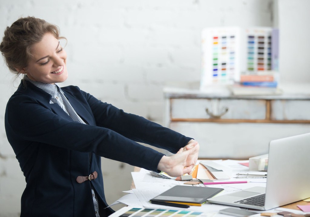 Academia no trabalho? 6 exercícios para fazer na mesa do escritório