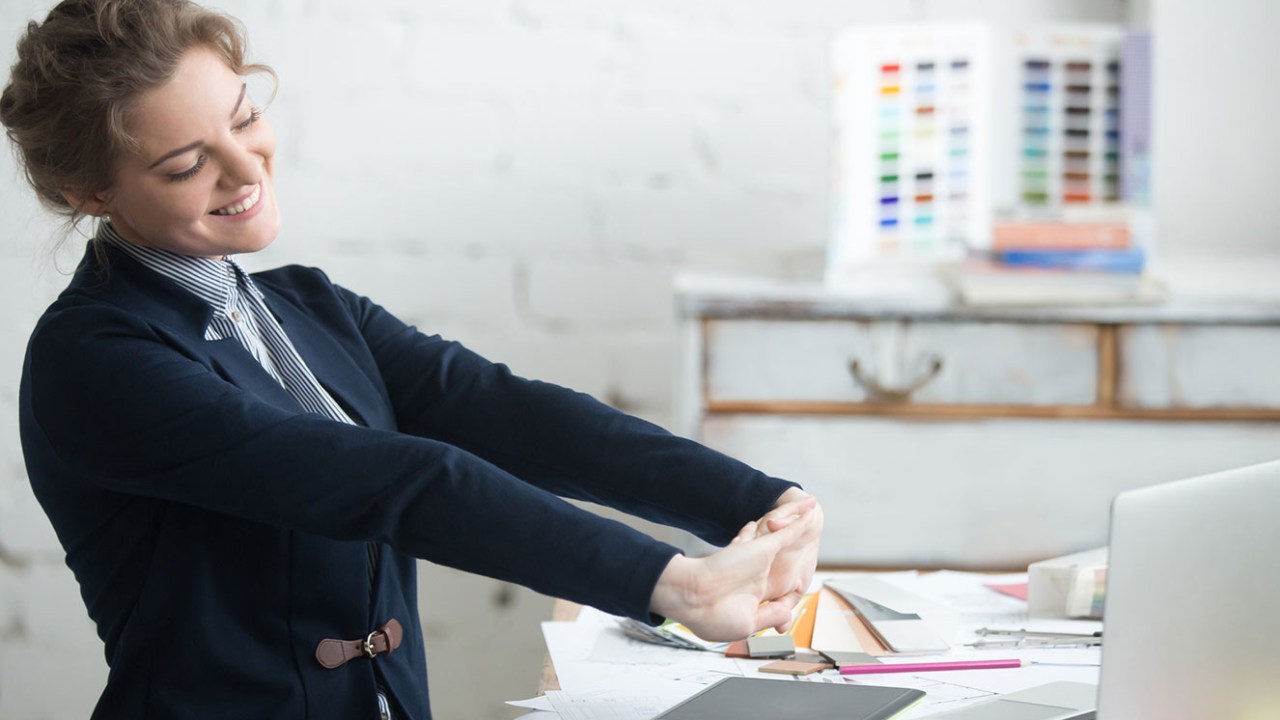 6 exercícios para fazer na mesa do escritório