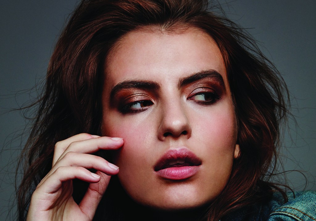 Esqueça o olho esfumado em preto. A nova tendência é apostar no make marrom