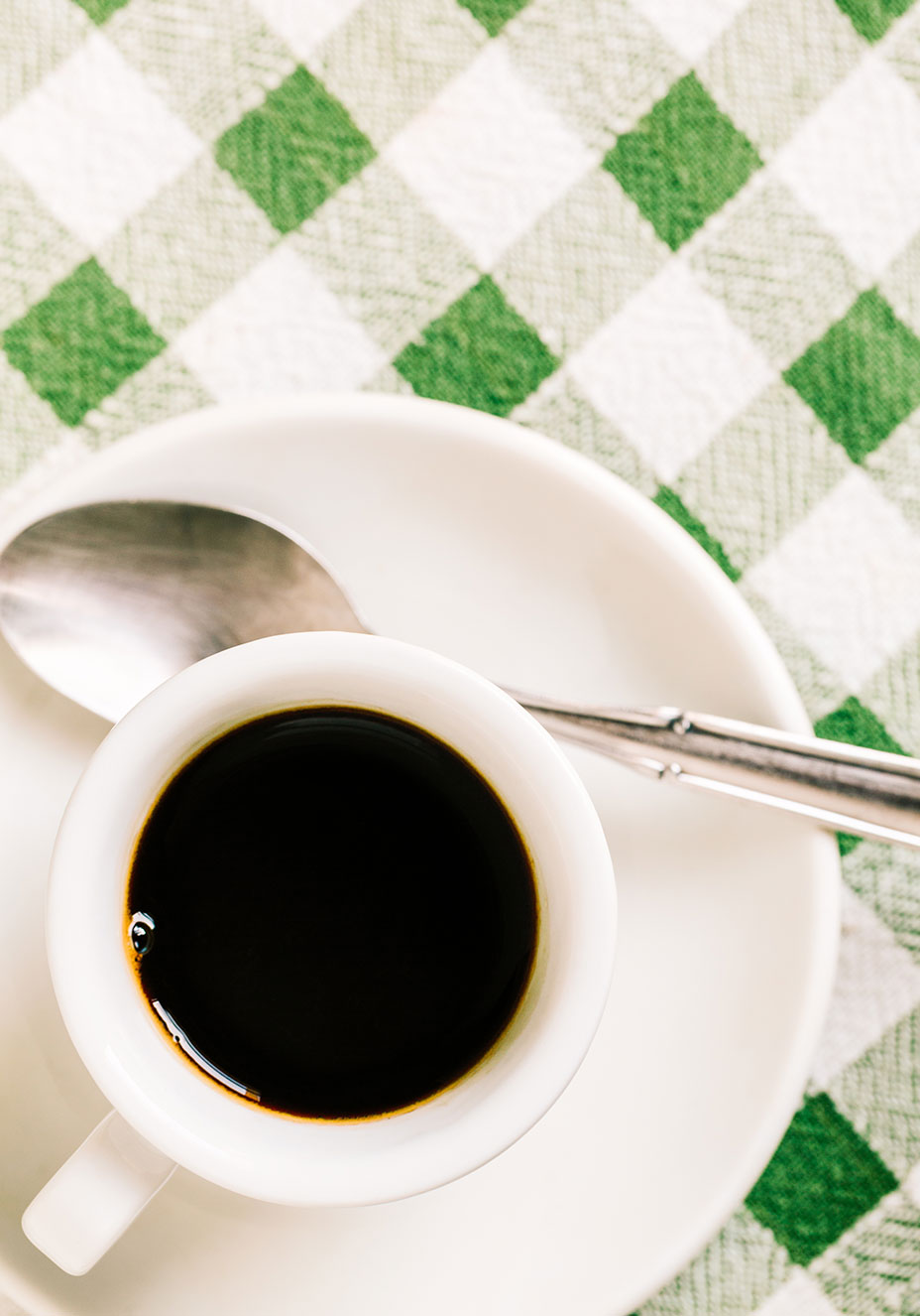 Óleo de coco no cafezinho inibe a fome e é febre entre as celebs. Veja como fazer