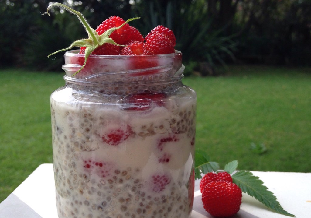 Pudim de chia com morangos silvestres