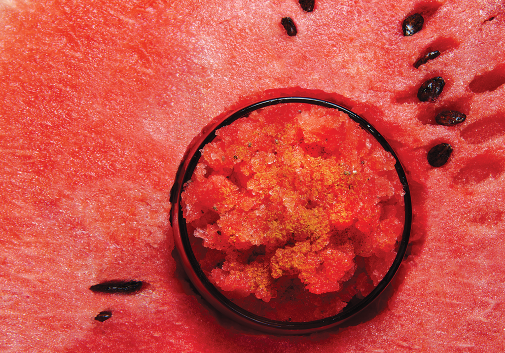 Aprenda a fazer uma raspadinha detox de melancia