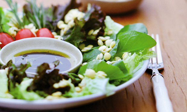 Salada verde com lentilhas germinadas