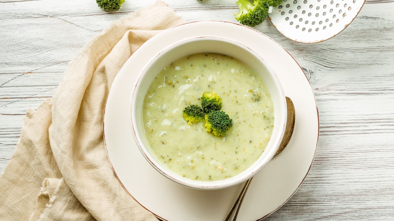 Christian FSopa de castanha de caju e brócolisischer/ 123RF