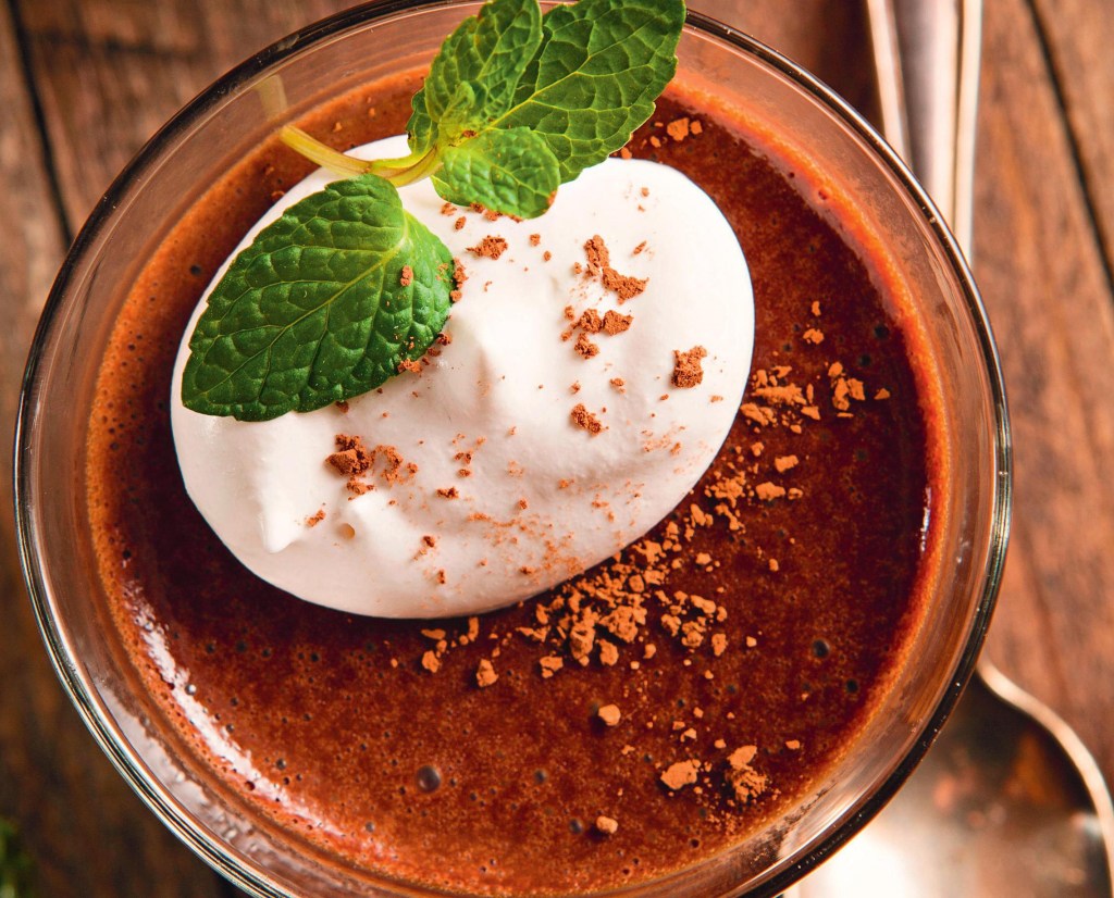 Chocolate amargo pode deixar sua aparência mais jovem, sabia?