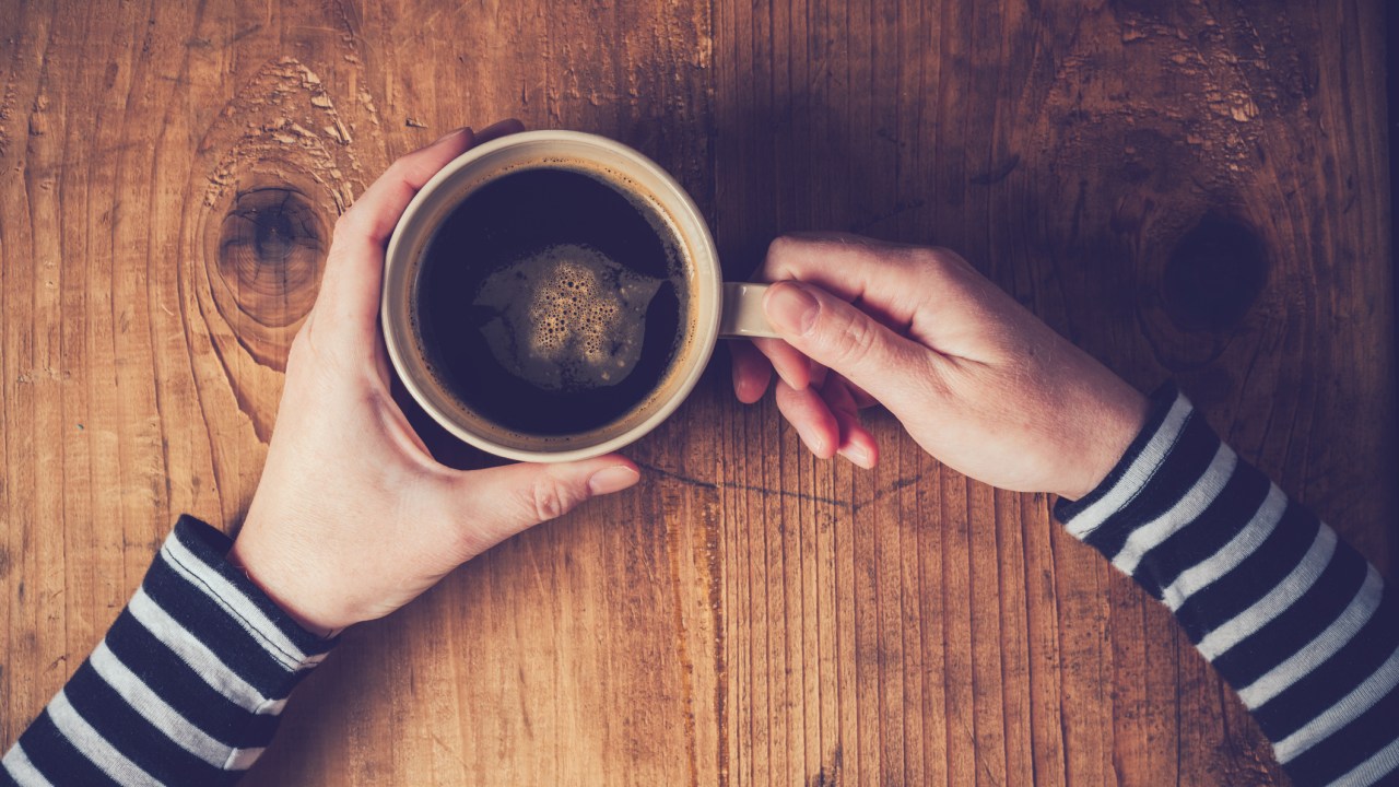 Mulher segurando xícara de café