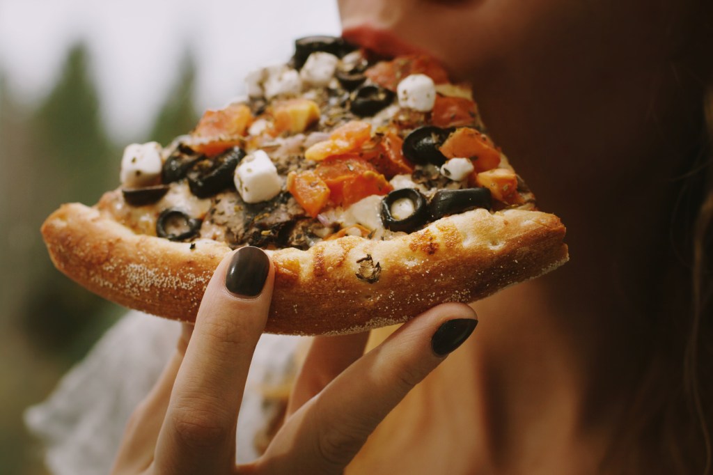 Mulher comendo pizza