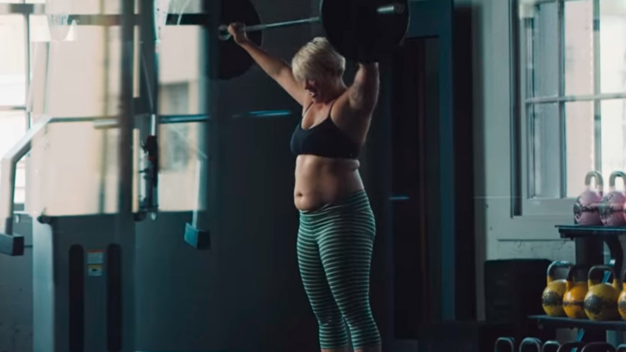 Mulher levantando barra