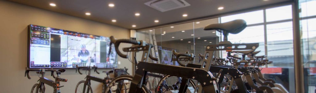 Conhecemos a aula de ciclismo indoor oferecida no novo Studio220