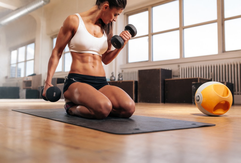 Motivos pelos quais seus braços não ficam definidos (mesmo com os treinos)