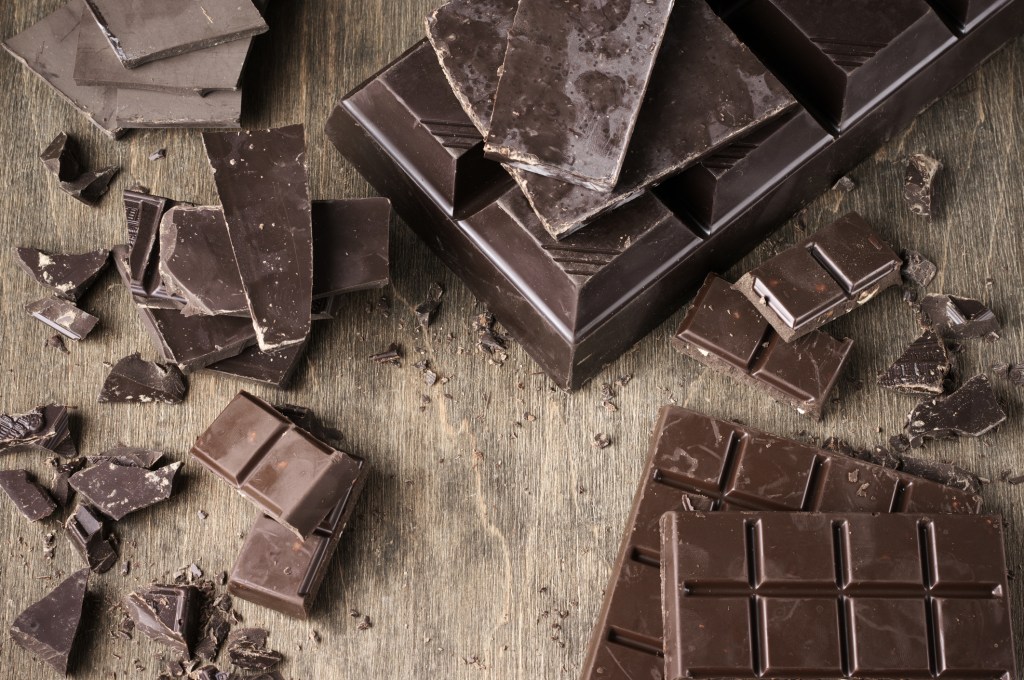 Os 5 alimentos que mais viciam seu cérebro (chocolate é um deles)