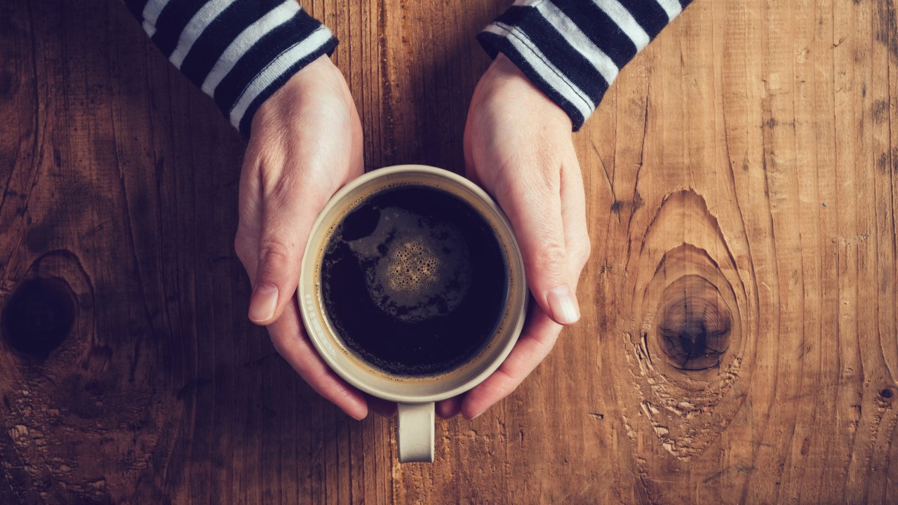 Mulher segurando xícara de café