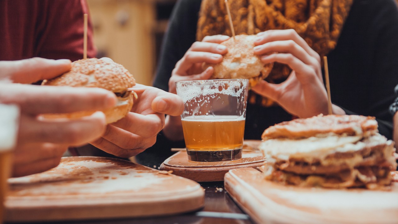 Pessoas comendo e bebendo na mesa