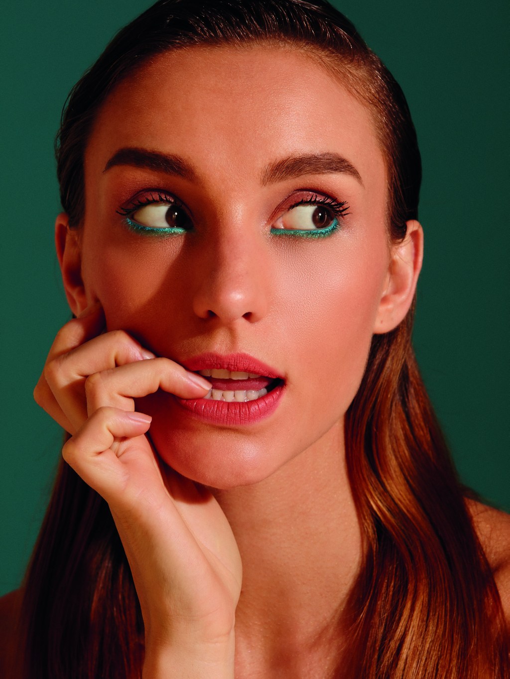 É aceitável dormir com maquiagem se ela tem ativos hidratantes?