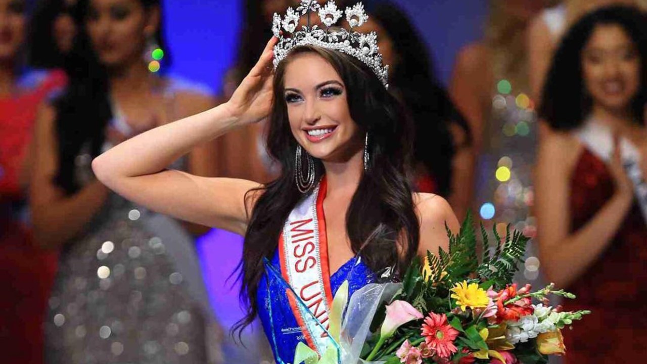 A Miss Canadá Siera Bearchell posa para a foto com a faixa do concurso.