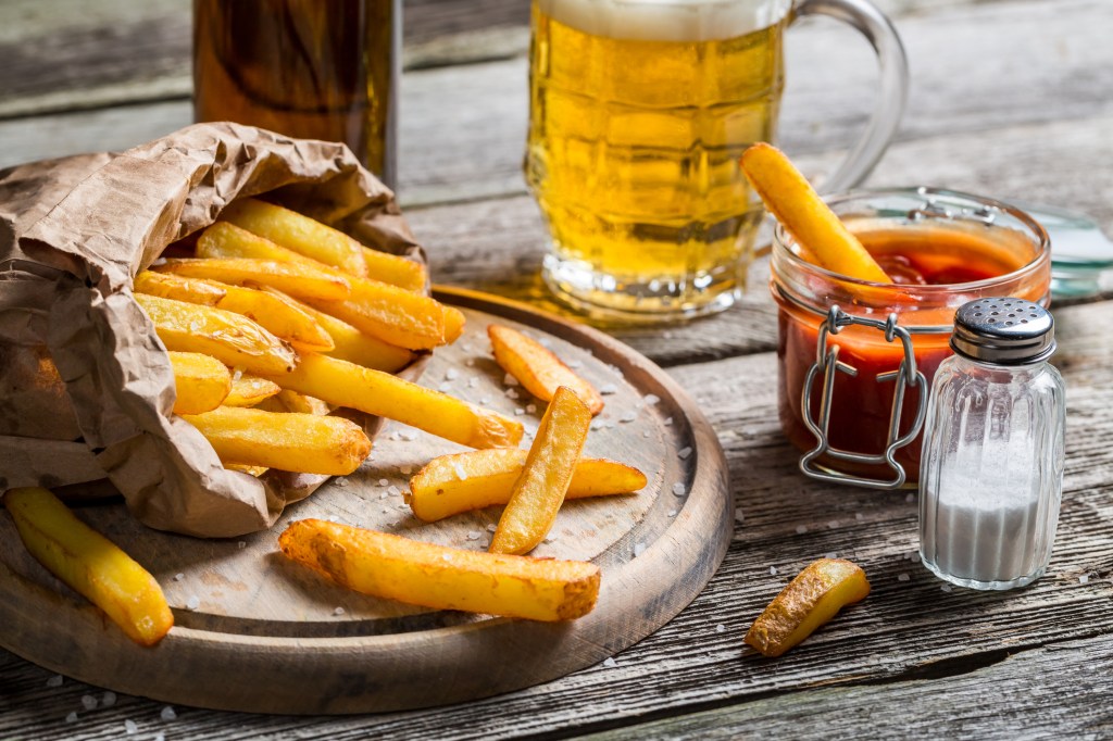 Comprovado: ingerir álcool aumenta a fome e o apetite, diz estudo