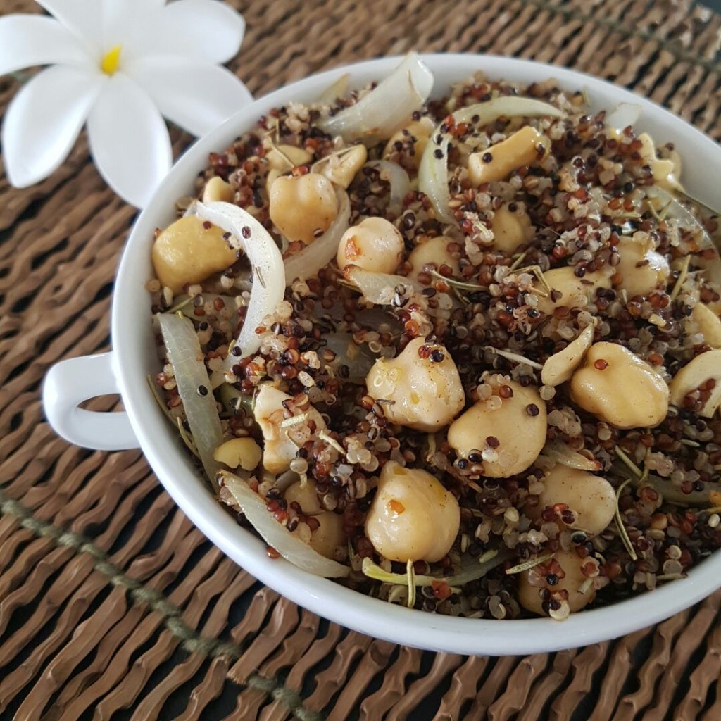 Salada de grão-de-bico com quinua e castanha de caju