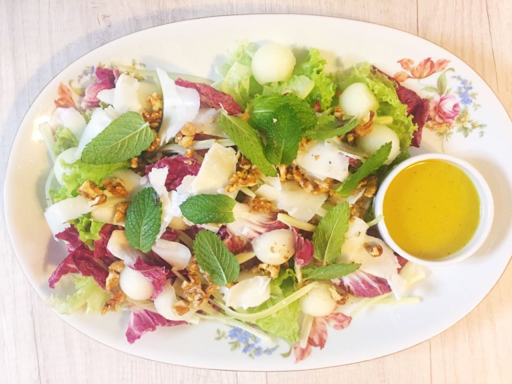 Salada de erva-doce com queijo de cabra e melão