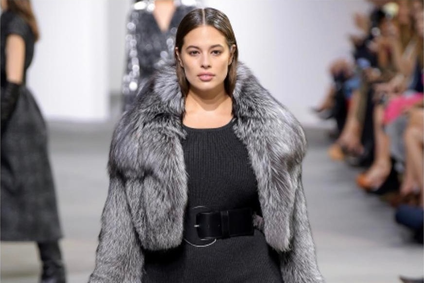 Modelo Ashley Graham no desfile de Michael Kors na NYFW