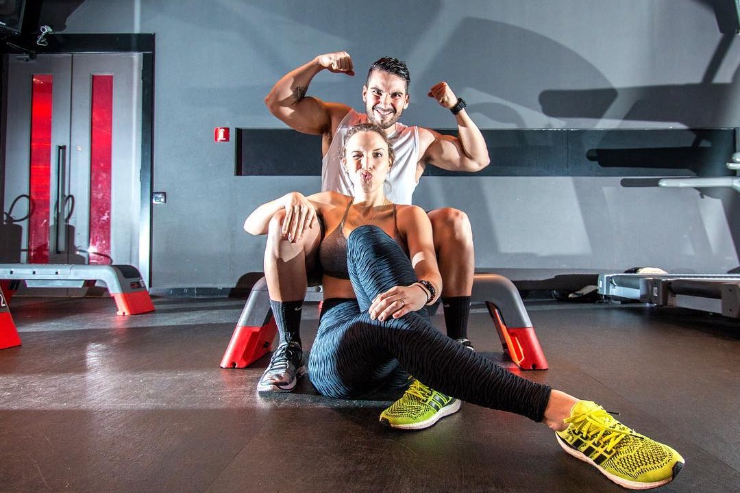 Casal Frango com Batata Doce em ambiente da academia