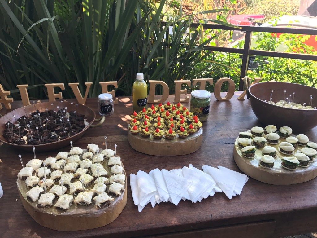 Buffet cheio de comidinhas gostosas e saud&aacute;veis&nbsp;da Leve Detox