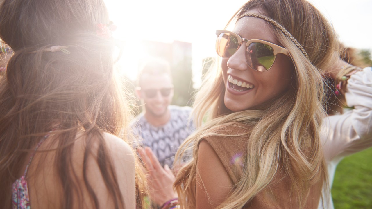 Duas mulheres em festa ao ar livre