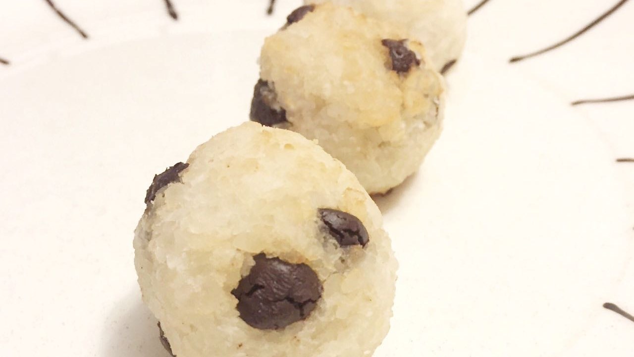 Bolinhas proteicas de coco e cacau