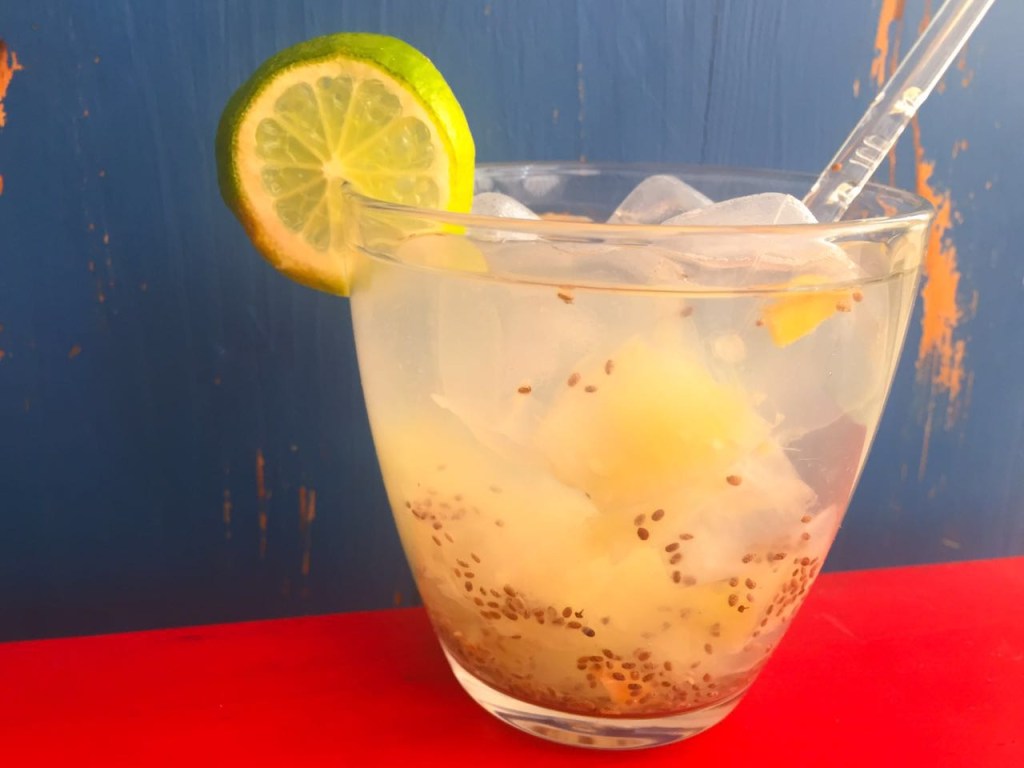 Caipirinha fit com gengibre, água, chia e limão