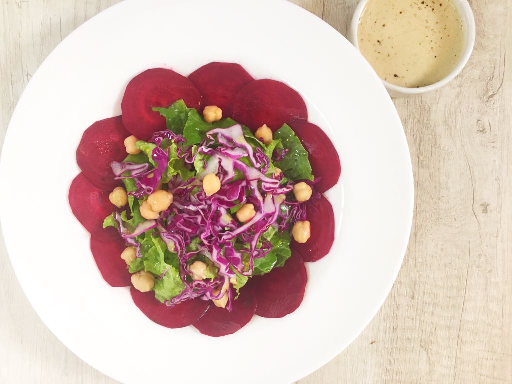 Salada pré-treino: carpaccio de beterraba e grão-de-bico