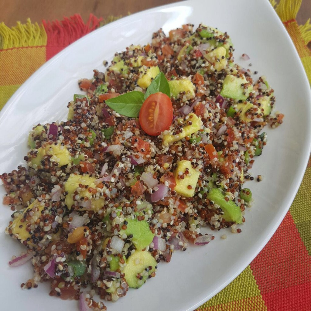 Salada de quinua com abacate é um acompanhamento muito nutritivo