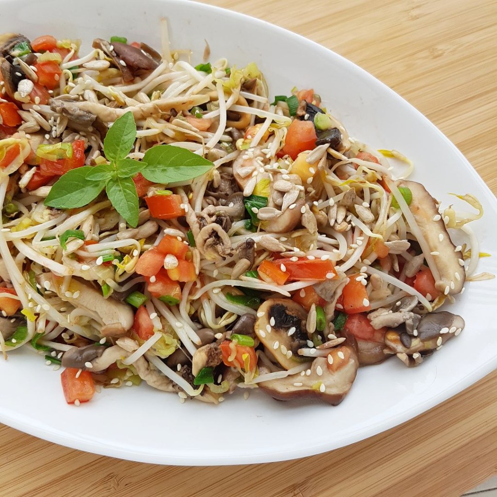 Prato oriental: salada quente de broto de feijão com cogumelos