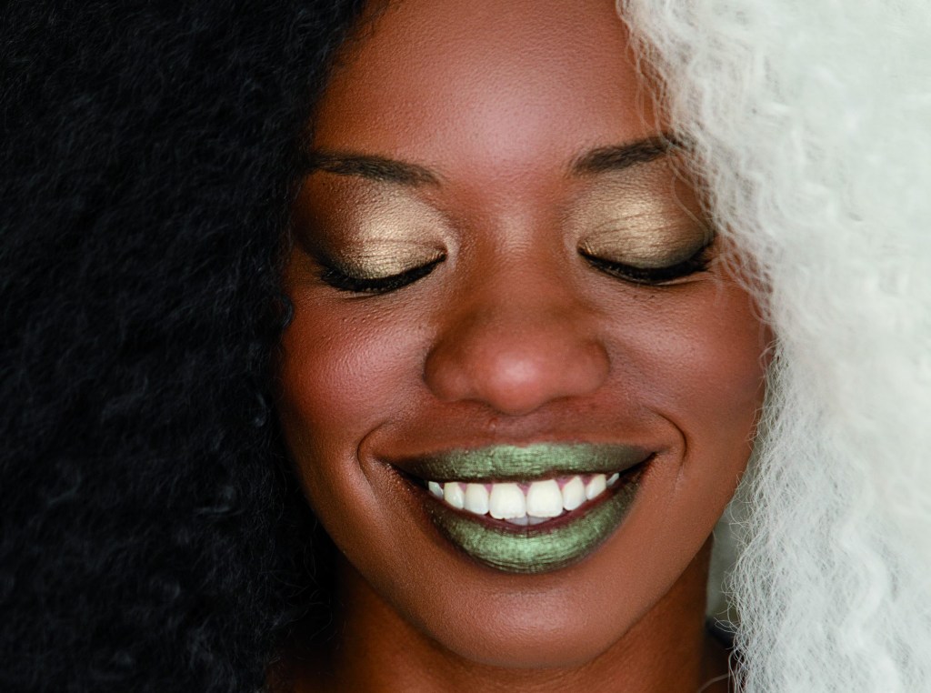 3 tendências para quem ama batom, delineador e perfume