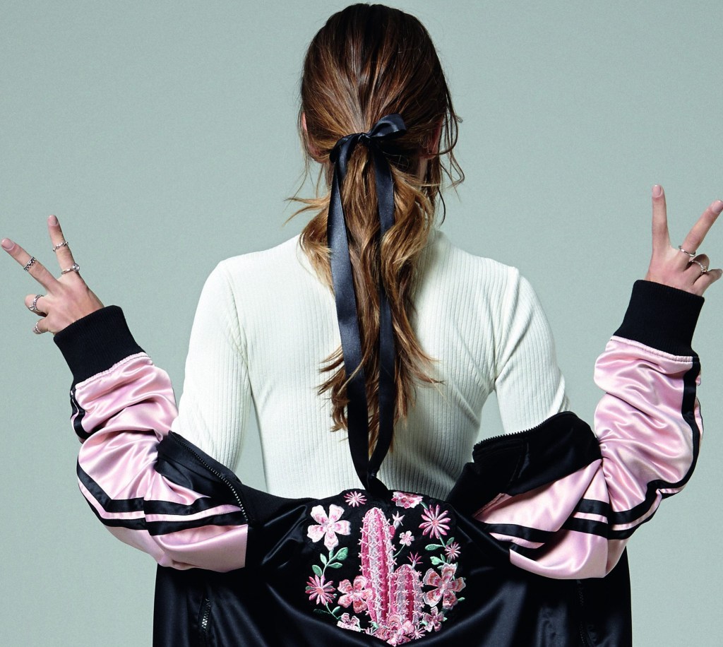 Laço preto no rabo de cavalo é tendência para o inverno