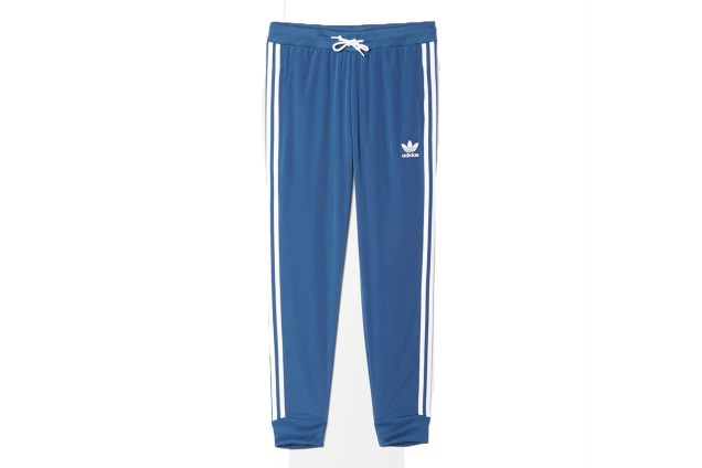 Calça de Moletom, Adidas Originals, R$299,99
(<a href="https://www.adidas.com.br/originals" target="_blank" rel="noopener noreferrer">www.adidas.com.br/originals</a>) Calça de Moletom, Adidas Originals, R$299,99
(<a href="https://www.adidas.com.br/originals" target="_blank" rel="noopener noreferrer">www.adidas.com.br/originals</a>)