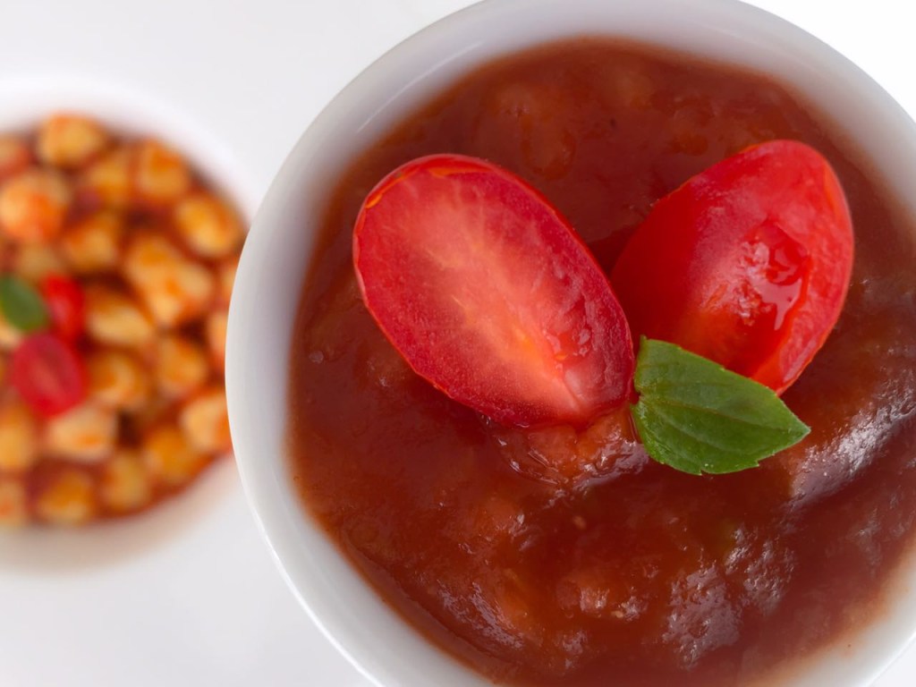 Aprenda a fazer molho de tomate caseiro e como reduzir a acidez