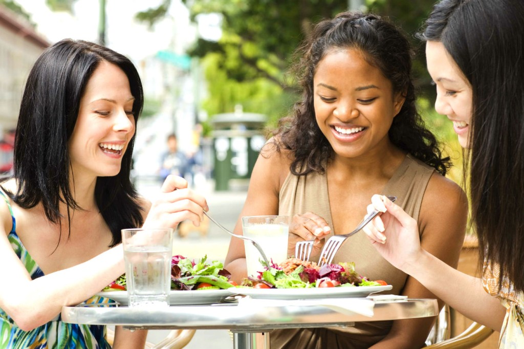 Comer com colegas aumenta criatividade no trabalho. Veja por quê