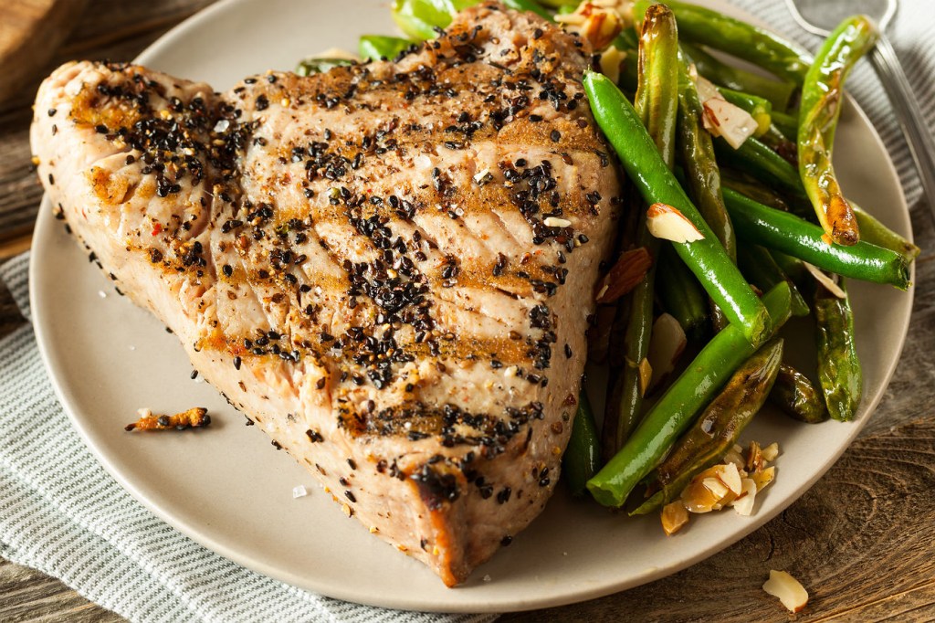 Peixe assado com crosta de sementes da dieta de Letícia Spiller